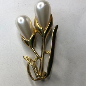 Vintage faux pearl & gold tone brooch